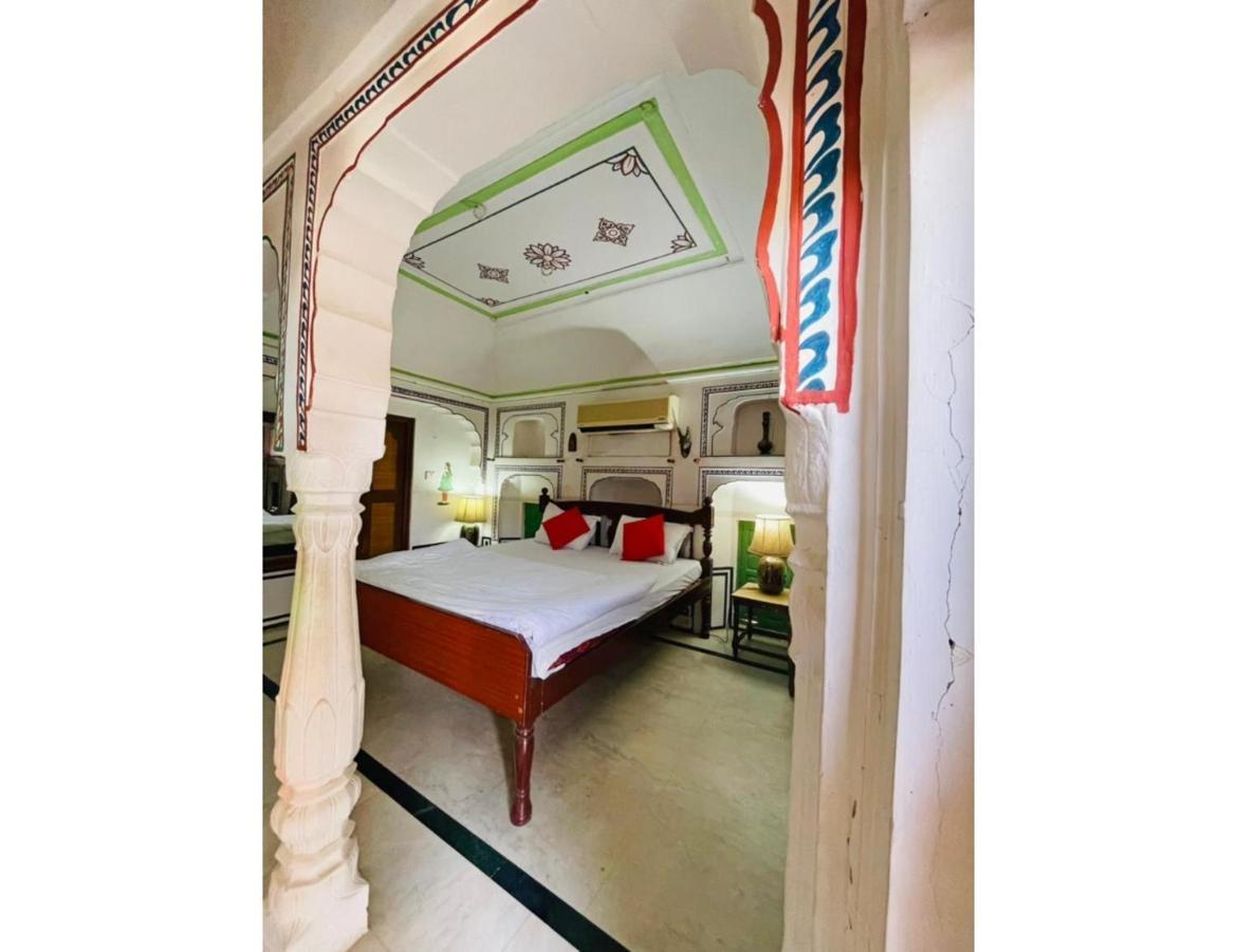 Апартаменты Singhasan Haveli, Мандава Экстерьер фото
