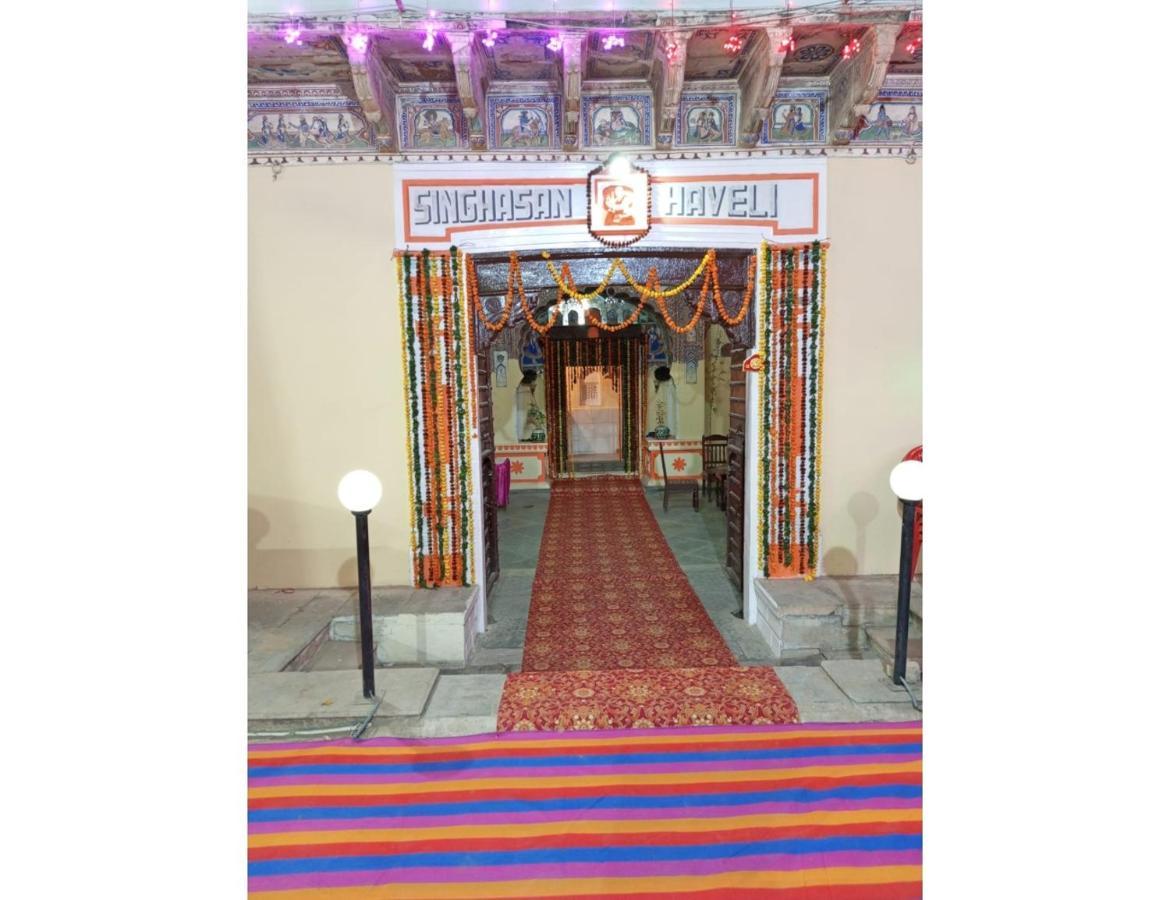 Апартаменты Singhasan Haveli, Мандава Экстерьер фото